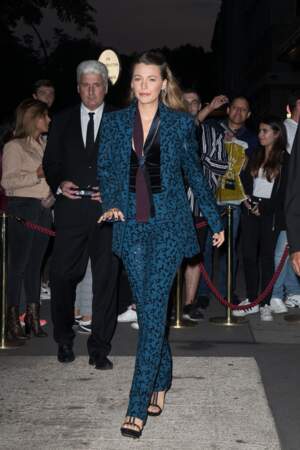 Blake Lively se rend à la première du film "L'Ombre d'Emily" à Paris en septembre 2018 dans un costume à motifs léopard bleu