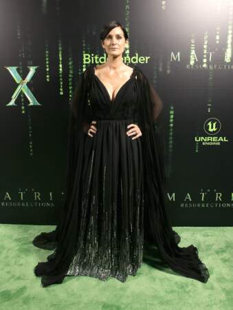Le 18 décembre 2021, Carrie-Anne Moss incarne, en robe noire sur le tapis rouge de  San Francisco, son personnage mythique de Trinity dans la saga Matrix pour le nouvel opus