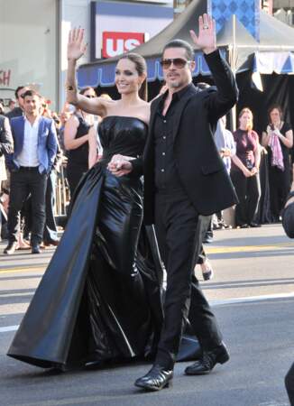 Avant-gardiste du Method Dressing, Angelina Jolie portait déjà des tenues en clin d'oeil à son personnage de Maléfique pour la tournée promotionnelle. Ici en robe en cuir noire Versace à la première du film à Hollywood en mai 2014