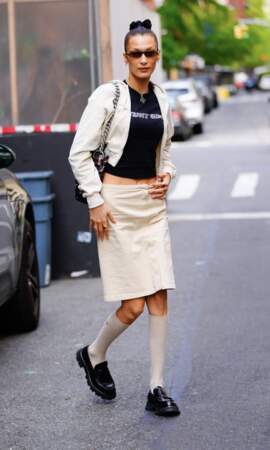 Comme ses amies Gigi Hadid et Hailey Bieber, Bella Hadid est elle aussi une grande adepte du combo preppy chaussettes blanches et mocassins