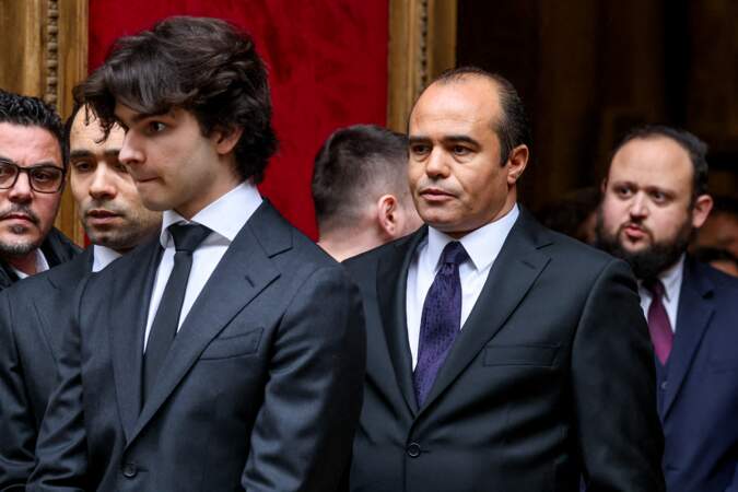 Plusieurs membres de la famille de Frédéric Mittterrand, dont son fils Saïd Kasmi-Mitterrand, réunis aux obsèques de Frédéric Mitterrand, en l'Église Saint-Thomas-d’Aquin, dans le 7ème arrondissement de Paris, le mardi 26 mars 2024.