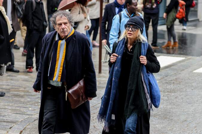 Alain Veinstein et sa femme Laure Adler aux obsèques de Frédéric Mitterrand, en l'Église Saint-Thomas-d’Aquin, dans le 7ème arrondissement de Paris, le mardi 26 mars 2024.
