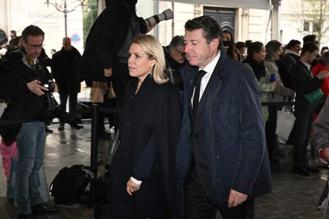 Christian Estrosi et Laura Tenoudji arrivent ensemble aux obsèques de Frédéric Mitterrand, en l'Église Saint-Thomas-d’Aquin, dans le 7ème arrondissement de Paris, le mardi 26 mars 2024.