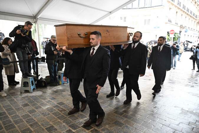 Le cercueil de Frédéric Mitterrand pénètre dans l'Église Saint-Thomas-d’Aquin, dans le 7ème arrondissement de Paris, pour ses obsèques, célébrées le mardi 26 mars 2024.