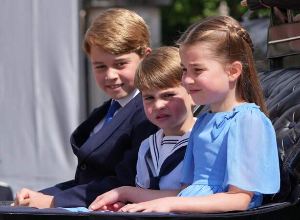 La princesse Charlotte porte deux fines tresses nouées derrière la tête lors des célébrations du jubilé de platine de la reine à Londres le 2 juin 2022