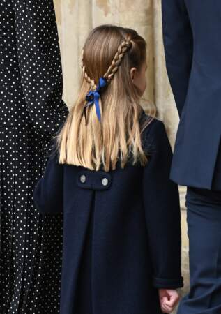 La princesse Charlotte porte deux fines tresses nouées derrière la tête sous un ruban bleu lors du service d'action de grâce en hommage au prince Philip à l'abbaye de Westminster à Londres le 29 mars 2022