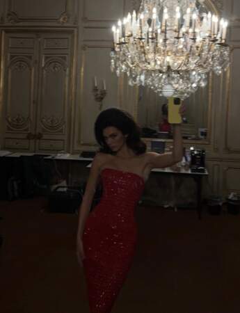 Brushing volumineux, bustier rouge près du corps... Pour Schiaparelli, Kendall Jenner a défilé dans ce look à l'aura "mob wife".