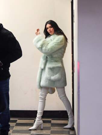 Kendall Jenner associe manteau en fourrure coloré et bottes hautes en cuir... Un look "mob wife" des plus réussis