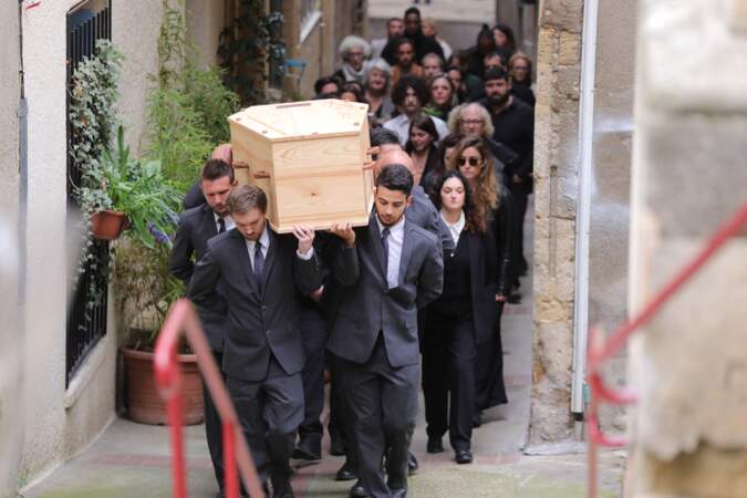 Le cercueil se dirige vers l'église de Sommières 