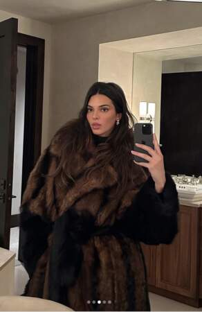Kendall Jenner porte comme personne la tendance "mob wife" avec son gros manteau en fourrure marron, collants et ballerines ton sur ton