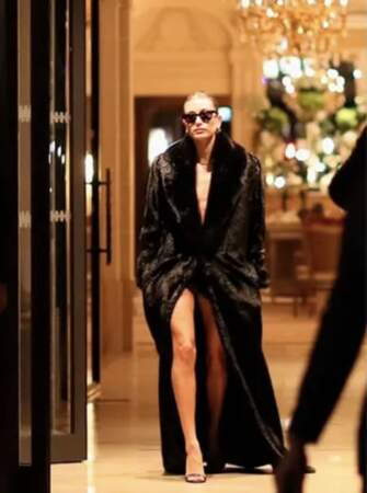 Manteau en fourrure, lunettes de soleil XXL, robe cintrée... Hailey Bieber adopte tous les codes de la tendance "mob wife"
