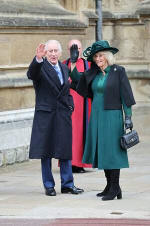 Le roi Charles III et la reine Camilla saluent la foule