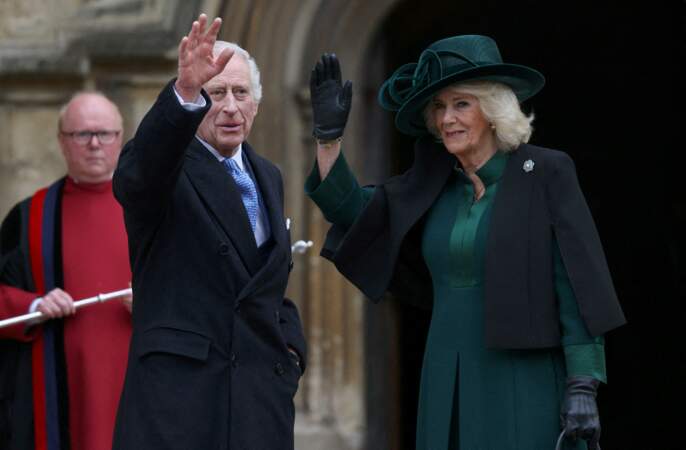 Le roi Charles III et la reine Camilla saluent la foule