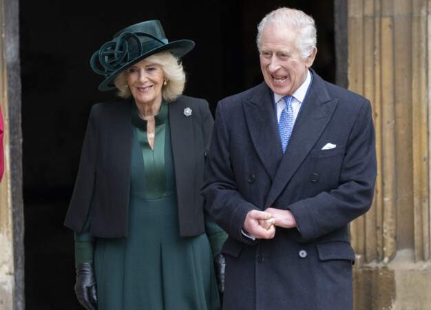 Charles III et Camilla en route pour rejoindre à la chapelle Saint-George afin d'assister à la messe de Pâques, à Windsor, le 31 mars 2024.