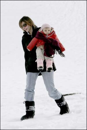 La princesse Clotilde et sa fille Vittoria sur les pistes enneigées de Gstaad