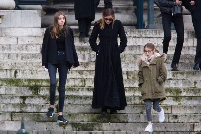 Clotilde Courau et ses filles Vittoria et Luis lors de l'hommage populaire organisé en mémoire de Johnny Hallyday en 2017