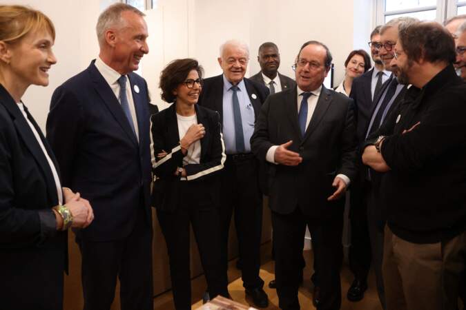 Rachida Dati, ministre de la Culture, et François Hollande font preuves de complicité à la Cité de l'accordéon et des patrimoines, à Tulle, le 5 avril 2024. 