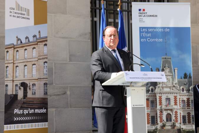François Hollande prononce un discours lors de l'inauguration de la Cité de l'Accordéon et des Patrimoines, à Tulle, le 5 avril 2024. 