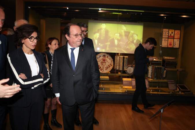 Rachida Dati, ministre de la Culture, et François Hollande, ancien Président de la République, attentifs lors de leur déplacement à Tulle, en Corrèze, le 5 avril 2024. 