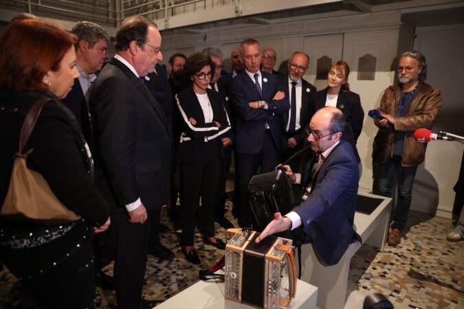 Rachida Dati, ministre de la Culture, et François Hollande en apprennent plus sur l'accordéon la Cité de l'Accordéon et des Patrimoines, à Tulle, le 5 avril 2024. 