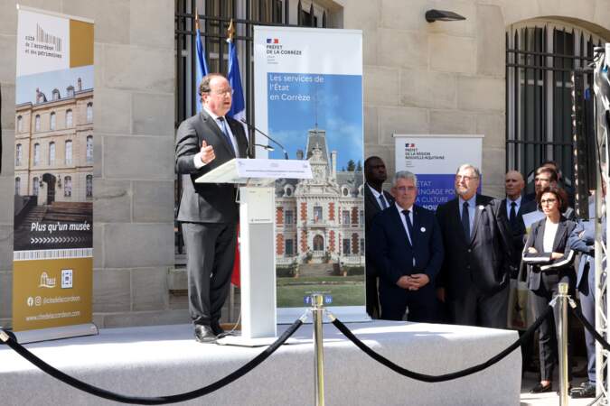 François Hollande prend la parole sur l'estrade lors de l'inauguration de la Cité de l'accordéon et des patrimoines, à Tulle, le 5 avril 2024. 