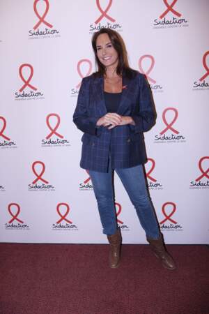 Julia Vignali en jean et blazer lors de la soirée de lancement du Sidaction 2023