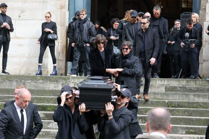 Maïwenn porte le cercueil aux obsèques de Jean-Yves Le Fur en l'église Saint-Roch à Paris le 6 avril 2024