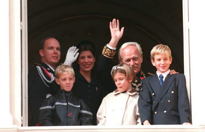Le prince Rainier et ses petits-enfants saluent la foule