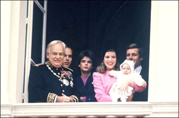Le prince Rainier de Monaco au balcon, accompagné d'Albert de Monaco, de Stéphanie de Monaco, de Caroline de Monaco, de Stefano Casiraghi, et de son petit-fils Andrea 