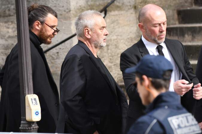 Luc Besson aux obsèques de Jean-Yves Le Fur en l'église Saint-Roch à Paris le 6 avril 2024