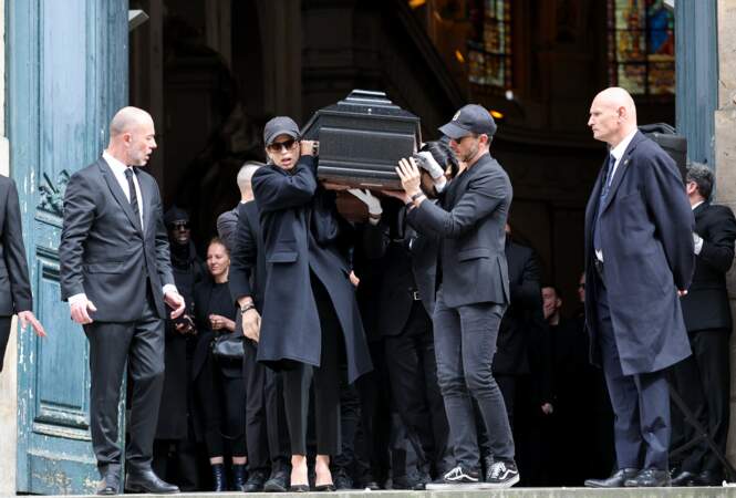 Maïwenn porte le cercueil aux obsèques de Jean-Yves Le Fur en l'église Saint-Roch à Paris le 6 avril 2024