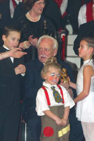 Le prince Rainier entouré de ses petits-enfants, Pauline, Camille et Louis