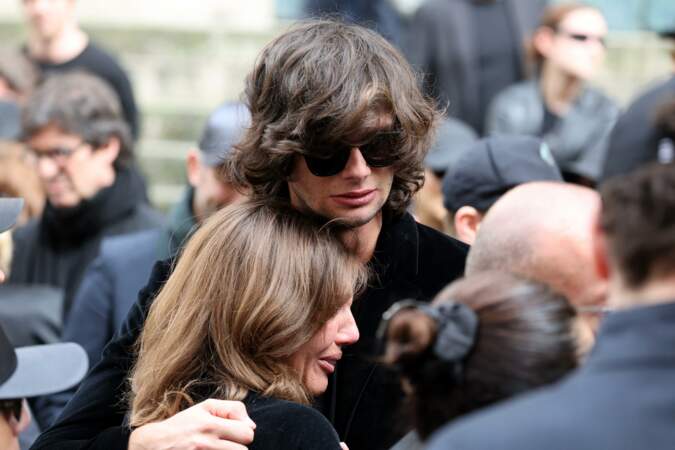 Diego Le Fur et sa demi-soeur Shanna aux obsèques de Jean-Yves Le Fur en l'église Saint-Roch à Paris le 6 avril 2024.