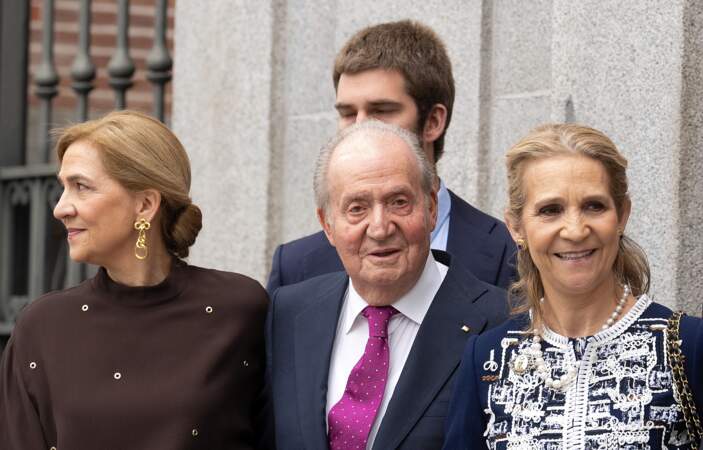 Le roi Juan Carlos entouré de la princesse Cristina d'Espagne, et de l'infante Elena d'Espagne, au mariage de José Luis Martínez Almeida et Teresa Urquijo à l'Église de San Francisco de Borja, à Madrid, le 6 avril 2024.