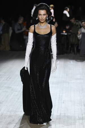 Bella Hadid ultra glamour dans une robe old hollywood imaginée par Marc Jacobs dans sa collection Automne-Hiver 2020 présentée à New York