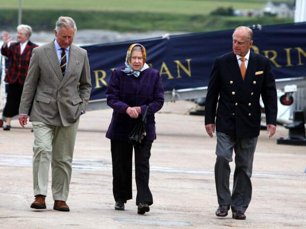  Elizabeth II, le Duc d'Edimbourg et le Prince de Galles quittent le bateau Hebridean Princess après des vacances en famille dans les îles occidentales d'Ecosse, le 2 août 2010