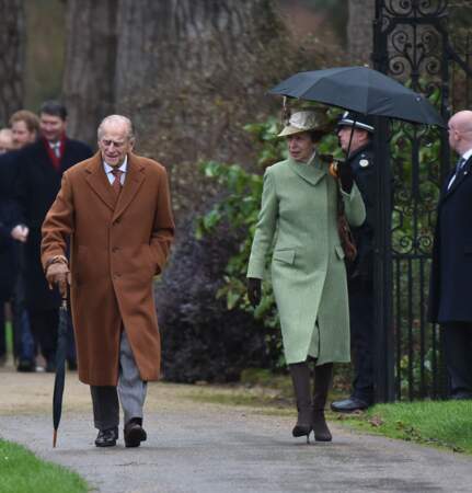 Le prince Philip et sa fille, Anne, arrivent à la messe de Noël en 2015