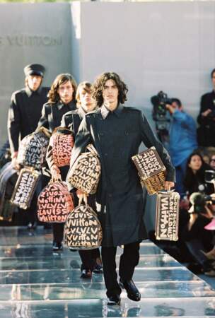 Marc Jacobs présente en 2001 à Paris ses sacs monogrammés Louis Vuitton, réalisés en collaboration avec créateur de mode Stephen Sprouse, connu pour son style de graffitis