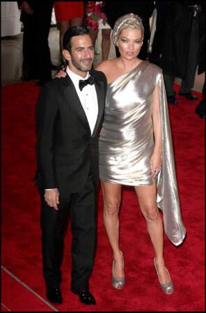Marc Jacobs est connu pour son amitié de longue date avec Kate Moss, qui porte régulièrement ses pièces, comme ici, une robe d'inspiration grecque argentée. Ils posent tous deux en 2009 au Met Gala, dont le thème est "De mannequin à muse"