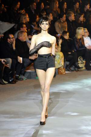 Pour son défilé hommage à Yves Saint Laurent, Marc Jacobs ose faire défiler quelques mannequins topless