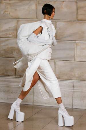 Lors de son défilé Automne-hiver 2022 à la New York Public Library, Marc Jacobs joue avec les volumes exubérants, entre corsets, vestes ultra gonflées et pulls en tricot surdimensionnés