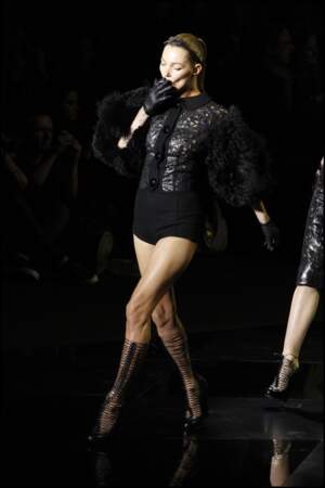 Mi-sage, mi-provocante, entre serre-tête, gants et no pants, Kate Moss défile, cigarette à la bouche  dans le décor grandiose du  Automne-Hiver 2011 de Louis Vuitton par Marc Jacobs, dans la cour carrée du Louvre, à Paris