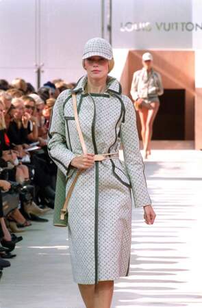 Claudia Schiffer défile à Paris en Louis Vuitton par Marc Jacobs pour la collection Printemps-Eté 2000