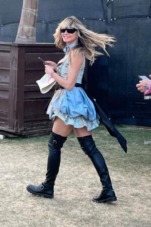 Heidi Klum en robe en denim au festival de Coachella 2023 