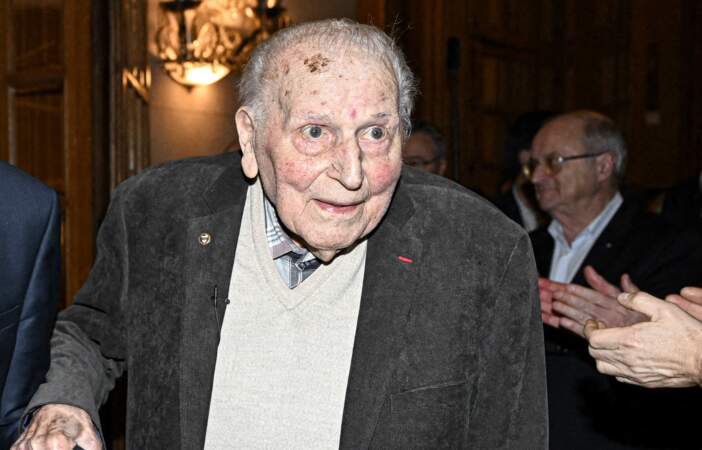 Charles Coste, champion olympique français le plus âgé, qui a fêté ses 100 ans en février 2024, serait l'un des relayeurs de la flamme 