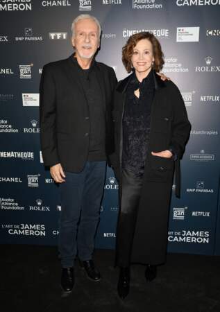 James Caremon retrouve l'une des ses actrices fétiches Sigourney Weaver lors du vernissage de l’exposition "L'Art de James Cameron" à La Cinémathèque française à Paris, le 3 avril 2024