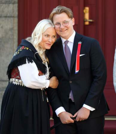 Le prince Sverre Magnus, avec sa mère, la princesse Mette-Marit de Norvège