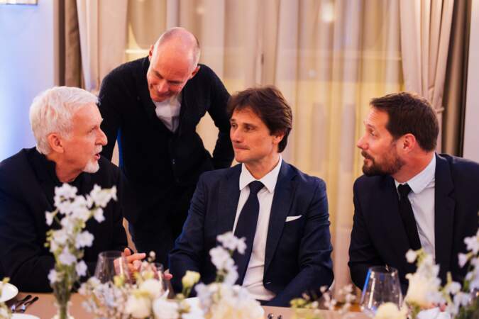 James Cameron et Thomas Pesquet échangent quelques mots lors d'un dîner à l'Hôtel Lutetia de Paris, le 3 avril 2024
