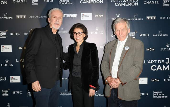 Rachida Dati tout sourire au côté du réalisateur James Cameron lors du vernissage de l'exposition "L'Art de James Cameron" à La Cinémathèque française à Paris, le 3 avril 2024