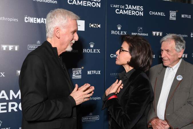 James Cameron et Rachida Dati échangent quelques mots lors du vernissage de l'exposition dédiée au réalisateur américain à La Cinémathèque française à Paris, le 3 avril 2024